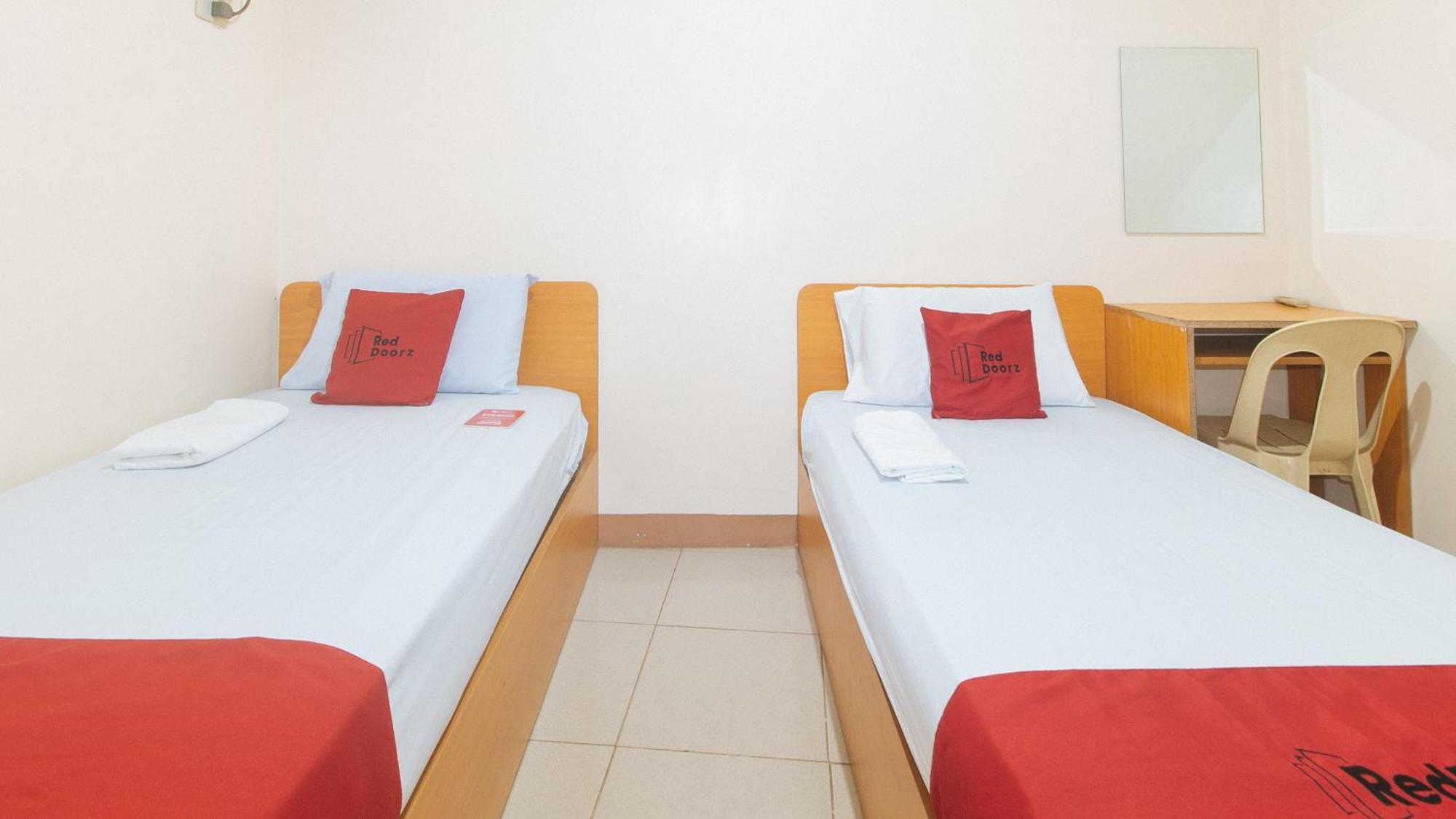 Reddoorz @ Asiana Pension Inn Mandawe Eksteriør bilde